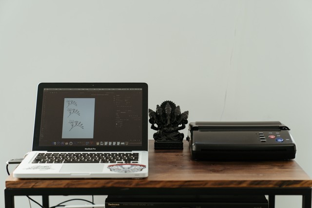 Ilustrasi menyambungkan printer ke laptop. Foto: cottonbro/Pexels.