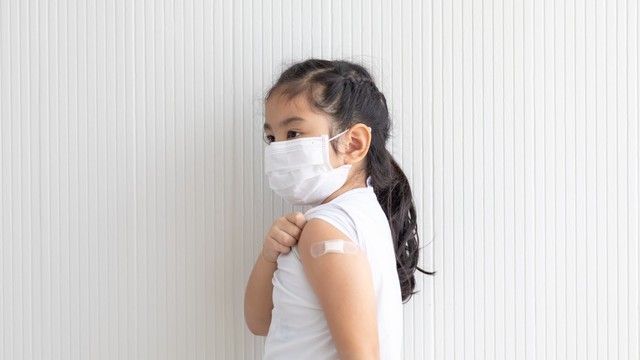 Vaksin COVID-19 atau vaksin corona untuk anak. Foto: Shutterstock