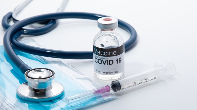 Vaksin COVID-19 atau vaksin corona untuk anak. Foto: Shutterstock