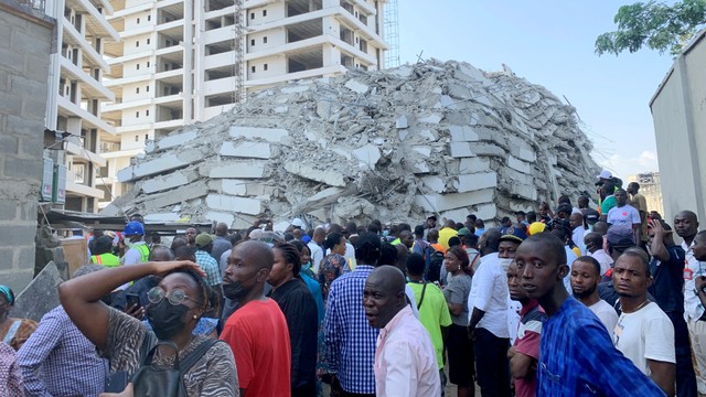 Orang-orang berkumpul di lokasi runtuhnya bangunan 21 lantai di Ikoyi, Lagos, Nigeria, Senin (1/11). Foto: Temilade Adelaja/REUTERS