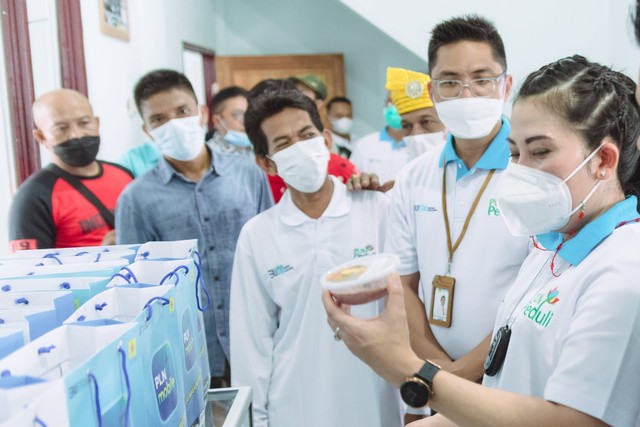 Wali Kota Singkawang, Tjhai Chui Mie meninjau sentra produksi terasi di Sedau. Foto: Dok PLN Kalbar