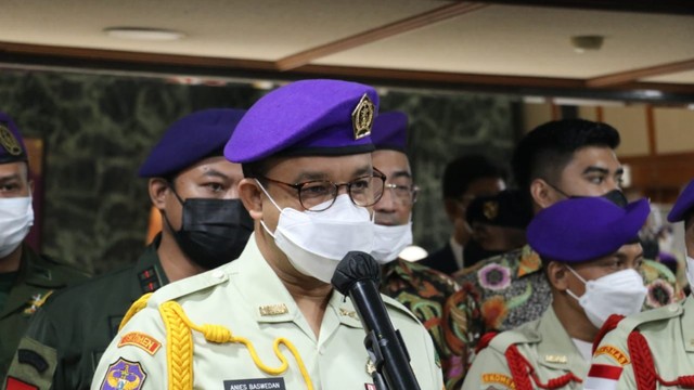 Gubernur DKI Jakarta, Anies Baswedan menghadiri Pengangkatan Anggota Kehormatan Komando Nasional Resimen Mahasiswa Indonesia dan Pelantikan Danmenwa beserta Staf Komando Resimen Mahasiswa  Jayakarta Periode 2021-2024 di Balai Kota, Selasa (2/11). Foto: Pemprov DKI Jakarta