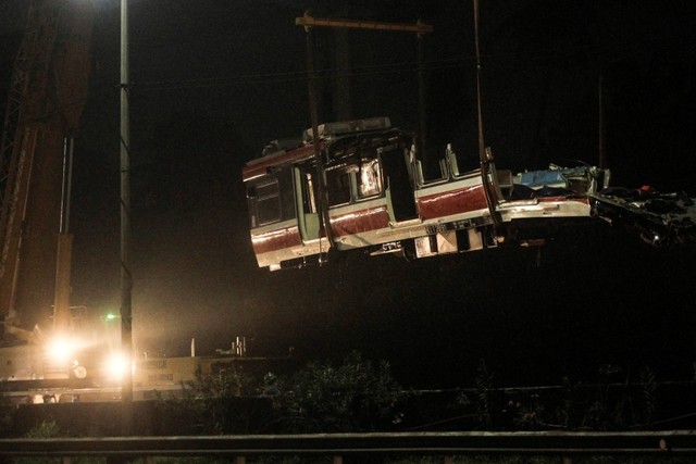 Petugas melakukan evakuasi penurunan gerbong kereta LRT yang mengalami kecelakaan di Ruas Cibubur - Ciracas, Jakarta Timur, Selasa (2/11/2021) dini hari. Foto: Asprilla Dwi Adha/Antara Foto
