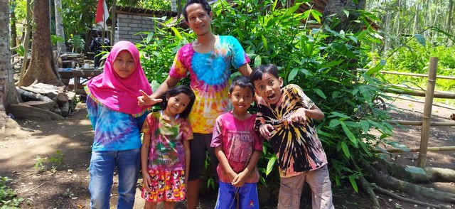 Gunawan dan anak-anak mengenakan baju tie dye hasil karya mereka. Foto: Haryo Pamungkas