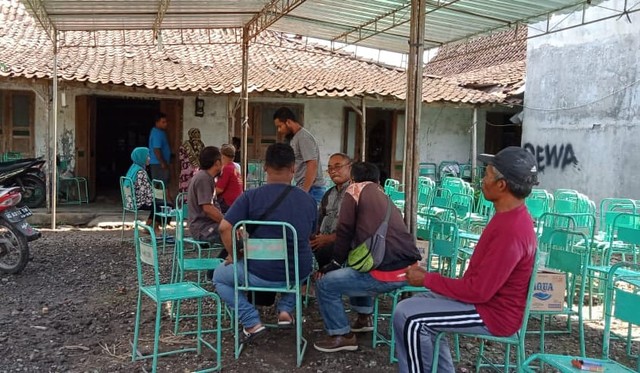 Warga melayat ke rumah korban Hani Dwi Susanti (30) warga Dusun Panggang Welut, Klaten, Jawa Tengah, tewas setelah minum air racun apotas atau racun ikan, Selasa (2/11). Foto: Dok. Istimewa