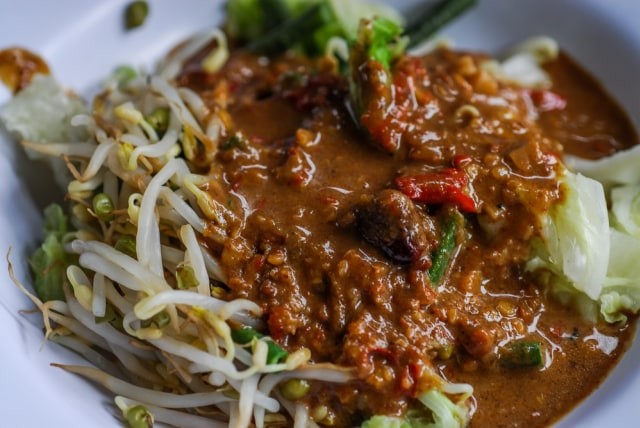 Ilustrasi bumbu pecel. Foto; dok.shutterstock