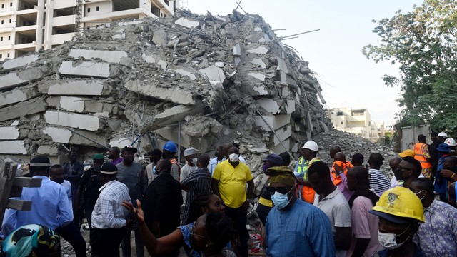Orang-orang berkumpul di lokasi runtuhnya bangunan 21 lantai di Ikoyi, Lagos, Nigeria, Senin (1/11). Foto: Pius Utomi Ekpei/AFP