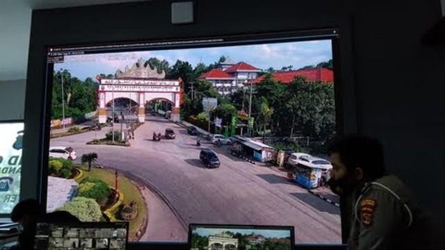 Situasi pantauan Tugu Raden Intan Rajabasa melalui kamera pantau. | Foto: Bella Sardio /Lampung Geh