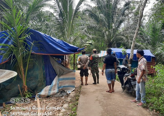 Warga terdampak banjir di Dusun Sungai Asam, Desa Sungai Ayak 1, Kecamatan Belitang Hilir, Kabupaten Sekadau, mendirikan tenda darurat. Foto: Dok. Istimewa