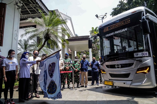 Kepala Badan Pengelola Transportasi Jabodetabek (BPTJ), Polana B Pramesti, bersama Wali Kota Bogor, Bima Arya, melakukan flag off Soft Launching layanan Biskita Trans Pakuan di Plaza Balai Kota Bogor, Selasa (2/11). Foto: Pemkot Bogor