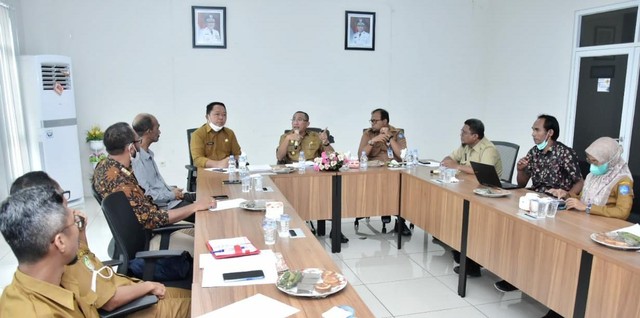 Wali Kota Ternate, M Tauhid Soleman, saat memimpin rapat untuk memperkuat kembali program Segitiga Emas. Foto: Istimewa