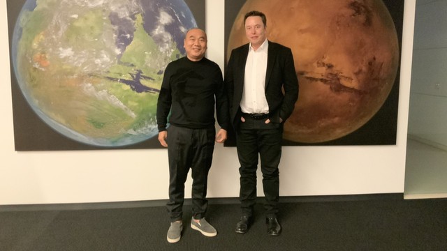 Penggemar Elon Musk kelahiran Indonesia bernama Leo Koguan jadi kaya raya berkat saham Tesla. Foto: Twitter/@KoguanLeo