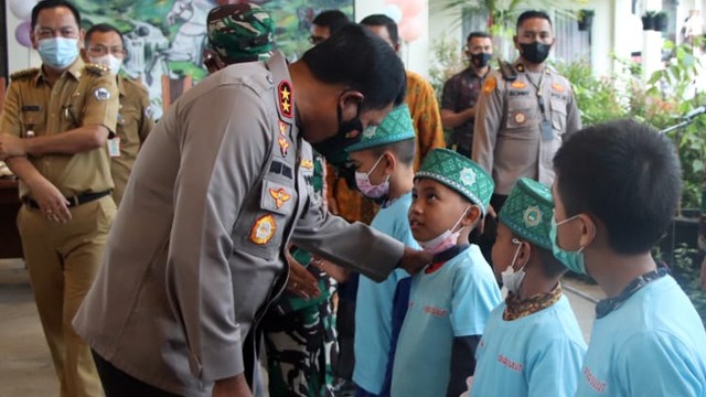 Kapolda Sulawesi Utara (Sulut), Irjen Pol Nana Sudjana, berbincang dengan anak terdampak COVID-19 di Kota Tomohon. (foto: istimewa)