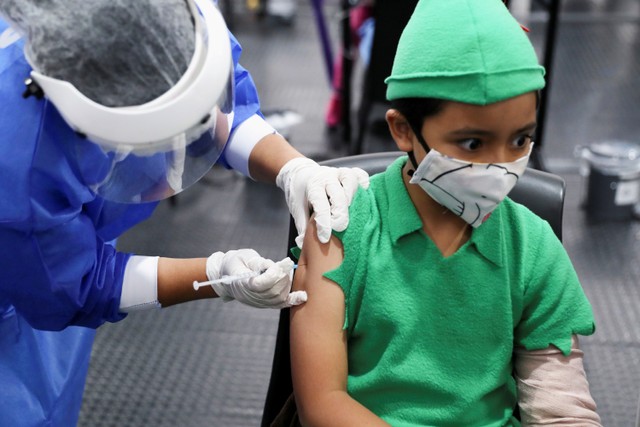 Petugas kesehatan memberikan dosis pertama vaksin corona Sinovac kepada anak-anak di Bogota, Kolombia.  Foto: Luisa Gonzalez/REUTERS