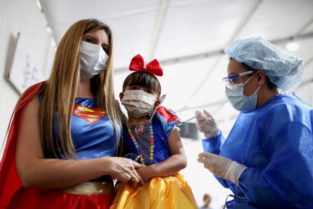 Petugas kesehatan memberikan dosis pertama vaksin corona Sinovac kepada anak-anak di Bogota, Kolombia.  Foto: Luisa Gonzalez/REUTERS