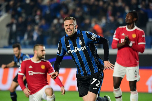 Selebrasi pemain Atalanta Josip Ilicic usai mencetak gol ke gawang Manchester United pada pertandingan Grup F Liga Champions di Stadio Atleti Azzurri, Bergamo, Italia. Foto: Alberto Lingria/REUTERS