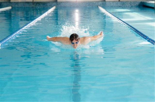 Ilustrasi laki-laki berenang dengan gaya punggung. Sumber: www.freepik.com