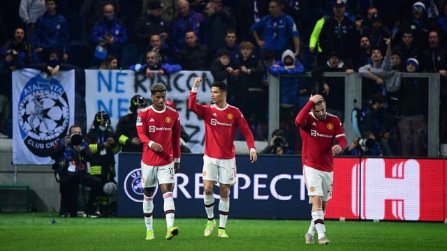 Selebrasi pemain Manchester United Cristiano Ronaldo usai mencetak gol ke gawang Atalanta pada pertandingan Grup F Liga Champions di Stadio Atleti Azzurri, Bergamo, Italia. Foto: Alberto Lingria/REUTERS