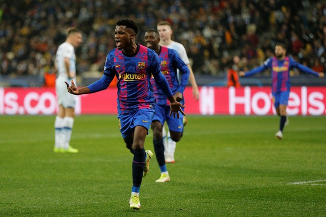 Selebrasi pemain FC Barcelona Ansu Fati usai mencetak gol ke gawang Dynamo Kyiv pada pertandingan Grup E Liga Champions di NSC Olympiyskiy, Kyiv, Ukraina. Foto: Valentyn Ogirenko/REUTERS