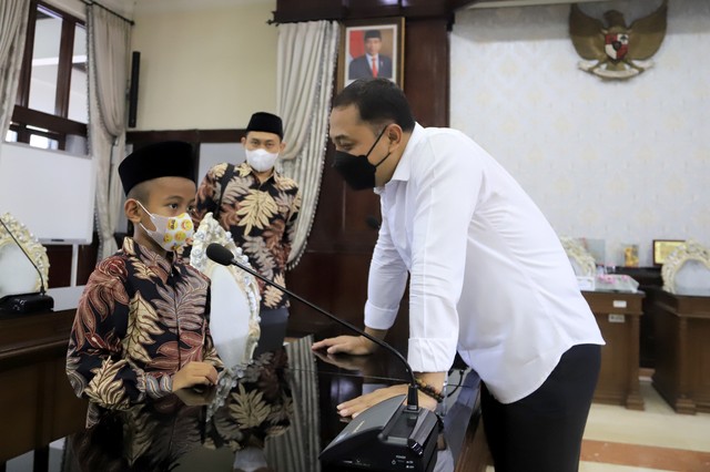 Wali Kota Surabaya Eri Cahyadi saat berbincang dengan Fathir Zulfian Alfi, peserta termuda MTQ Jatim 2021. Foto: Humas Pemkot Surabaya