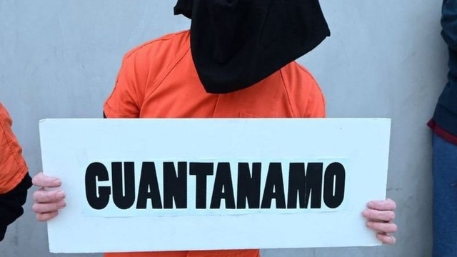 Seorang tawanan di Guantanamo menulis pengakuan panjang perlakuan buruk, termasuk serangan seksual, saat ditahan di sana.