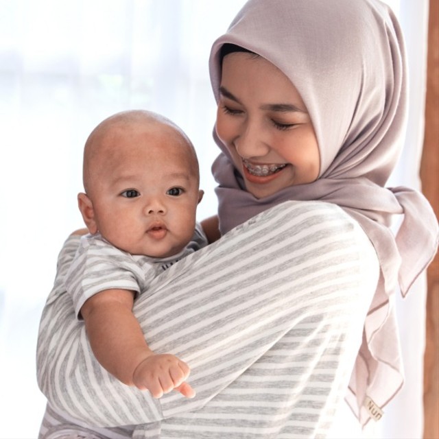 Manfaat Gendong Bayi di Sebelah Kiri. Foto: Shutterstock