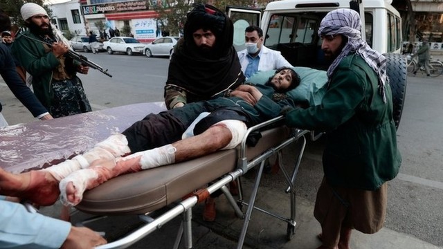 Seorang petempur Taliban yang terluka dilarikan ke rumah sakit.