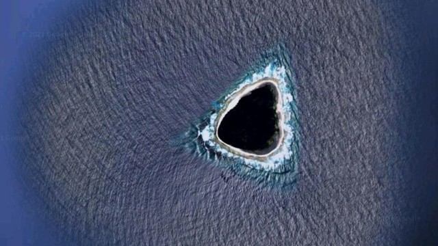 Pulau Vostok, pulau yang munculkan banyak teori konspirasi di Google Maps.
 Foto: Google Maps