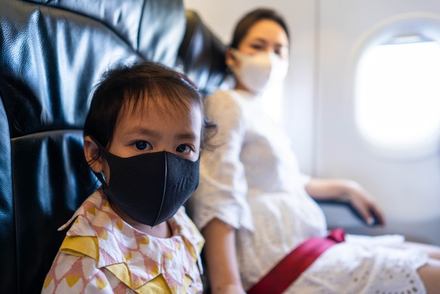 Ilustrasi anak pakai masker naik pesawat. Foto: Shutter Stock