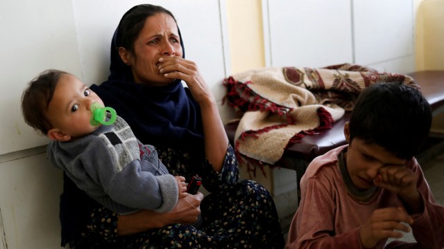 Seorang wanita Afghanistan bereaksi di rumah sakit Anak Indira Gandhi setelah ledakan di sebuah rumah sakit militer di Kabul, Afghanistan, Selasa (2/11). Foto: Zohra Bensemra/REUTERS
