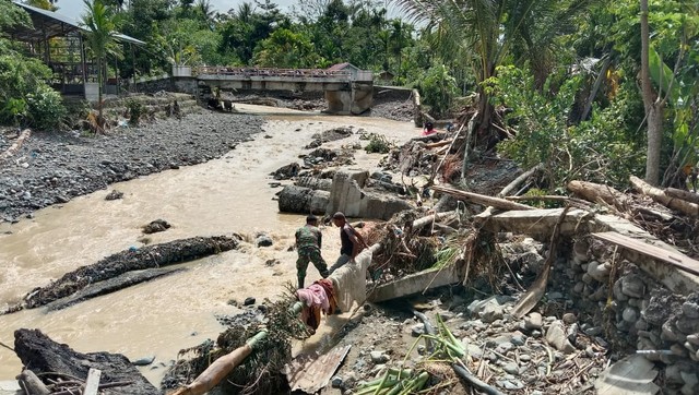 Kerusakan akibat banjir di Tangse, Pidie. Foto: Kodim Pidie via Laung/TNI 