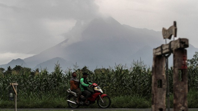 Luncuran material vulkanik Gunung Merapi terlihat dari Cangkringan, Sleman, DI Yogyakarta. Foto: ANTARA FOTO/Hendra Nurdiyansyah