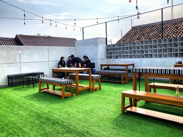 Suasana di outdoor rooftop Nnoko Cafe Lampung, Rabu (3/11) | Foto : Sidik Aryono/ Lampung Geh