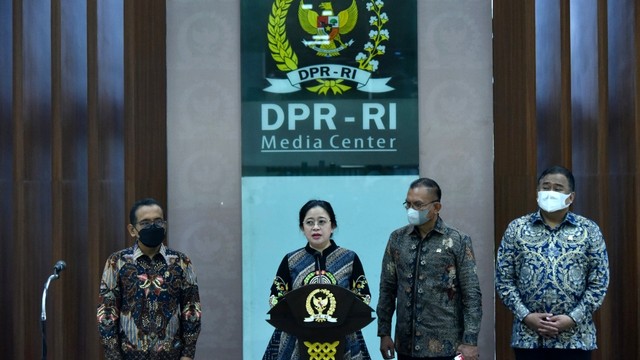 Ketua DPR Puan Maharani terima Surpres Panglima TNI, Rabu (3/11). Foto: DPR RI