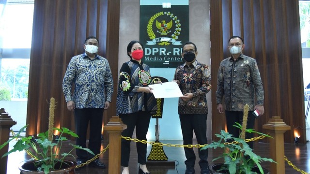 Ketua DPR Puan Maharani terima Surpres calon Deputi Gubernur BI, Rabu (3/11). Foto: DPR RI