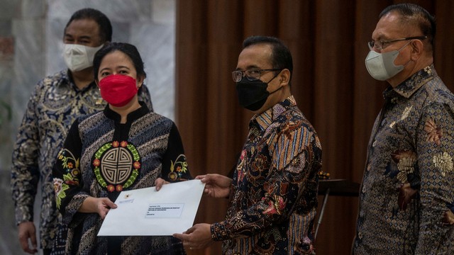 Ketua DPR Puan Maharani (kedua kiri) memberikan keterangan pers terkait penyerahan Surat Presiden (Surpres) kepada DPR di Media Center DPR, Kompleks Parlemen, Senayan, Rabu (3/11/2021). Foto: Aprilio Akbar/ANTARA FOTO