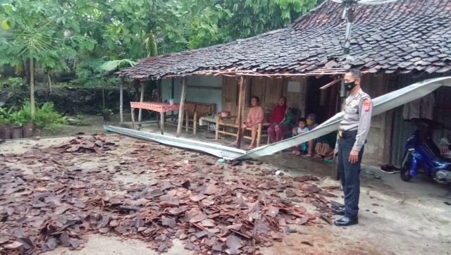 Garasi mobil milik seorang warga Gunungkidul yang roboh usai diterjang hujan deras dan angin kencang. Foto: Erfanto/Tugu Jogja