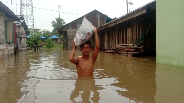 Warga yang terdampak banjir di Serdang Bedagai, Sumatera Utara terendam banjir, Rabu (3/11).
 Foto: Dok. Istimewa
