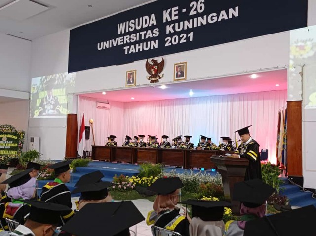 Universitas Kuningan (Uniku) mengadakan upacara wisuda ke-26 bagi 1.005 mahasiwa di Kabupaten Kuningan, Jabar. (Andri)