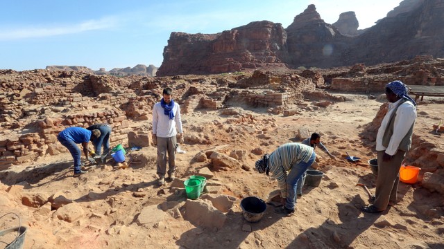 Arkeolog Prancis dengan hati-hati membersihkan tembikar yang diketahui berasal dari Kerajaan Dadan dan Lihyan di Al-Ula, Arab Saudi. Foto: Ahmed Yosri/REUTERS