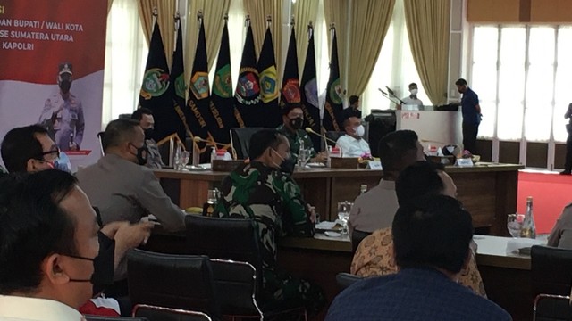 Suasana rapat evaluasi COVID-19 antara Kapolri, Panglima TNI dan Forkopimda di Rumah Dinas Gubernur Sumut, Rabu (3/11/2021).
 Foto: Dok. Istimewa