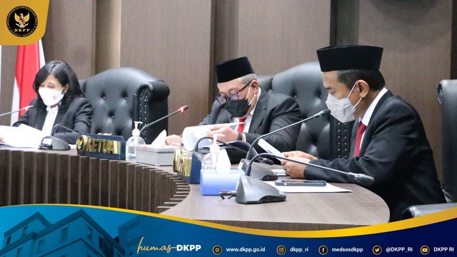 DKPP membacakan sidang putusan terhadap anggota KPU Kab Kaur di Ruang Sidang DKPP pada Rabu (3/10/2021). Foto: dkpp.go.id