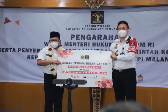 Wali Kota Malang, Sutiaji (kiri) menyerahkan hibah kepada Kepala Kantor Imigrasi I TPI Malang, Ramdhani. (Foto: Pemkot Malang)