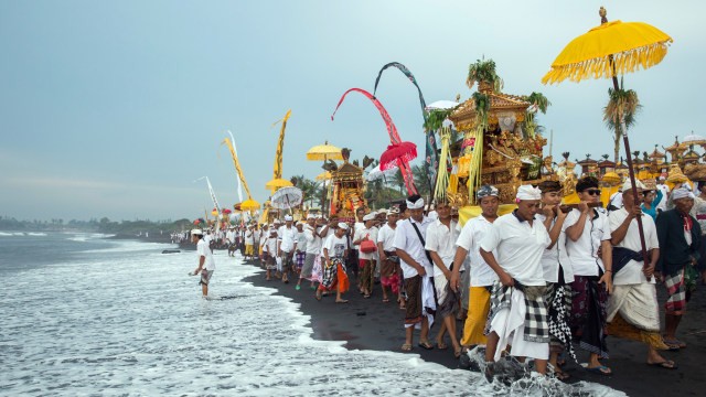 Ilustrasi tata urutan tri sandhya Foto: REUTERS/Agung Parameswara