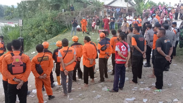 Pencarian Korban Perahu Tenggelam Di Bengawan Solo Tuban Sementara