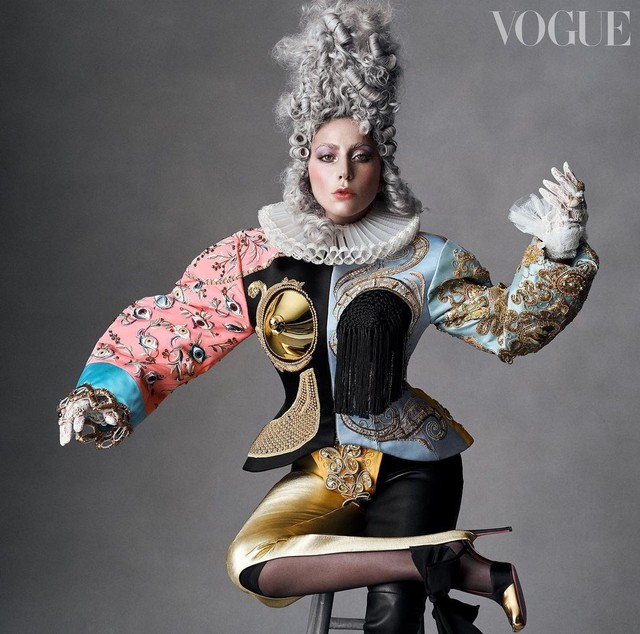 Lady Gaga Tampil Seperti Botol Parfum di Cover Vogue (38376)