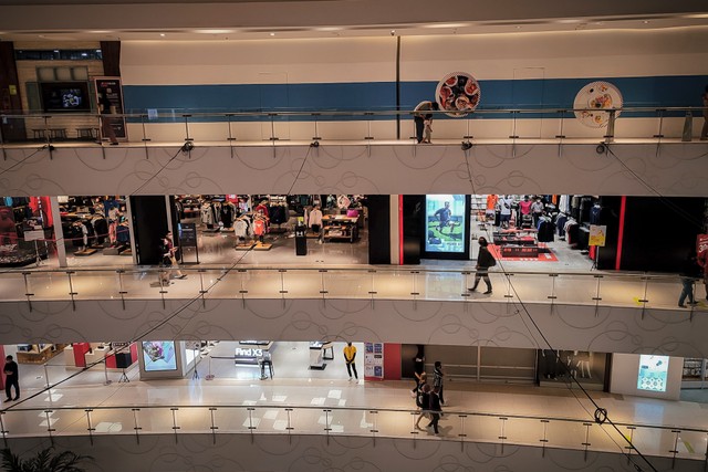 Pengunjung berada di Eco Skywalk di Pusat perbelanjaan Neo Soho Mall - Central Park, Jakarta, Rabu (3/11/2021). Foto: Jamal Ramadhan/kumparan