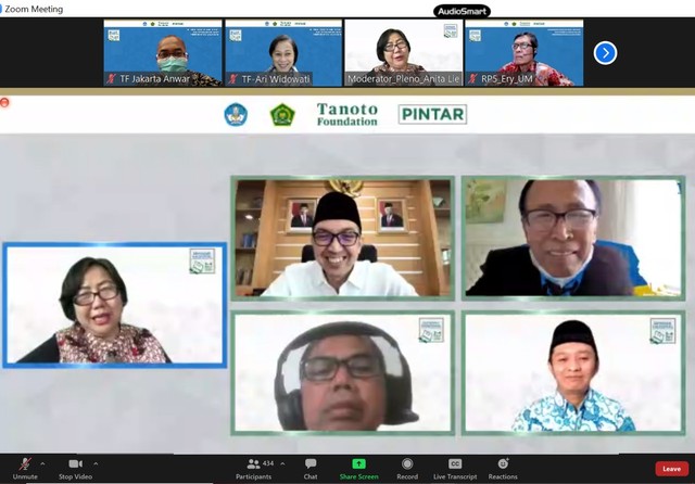 Tangkapan layar Seminar Nasional Inovasi LPTK Ciptakan Guru Unggul dengan kolaborasi-reflektif, yang digelar Tanoto Foundation bekerja sama dengan empat LPTK dan Kemdikbudristek, Rabu (3/11/2021).