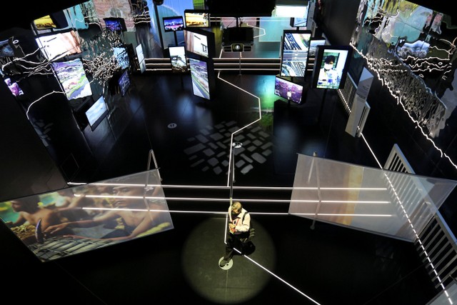 Pengunjung mengamati instalasi video di area Paviliun Indonesia di Expo 2020 Dubai, Uni Emirat Arab, Rabu (3/11). Foto: Dhemas Reviyanto/ANTARA FOTO