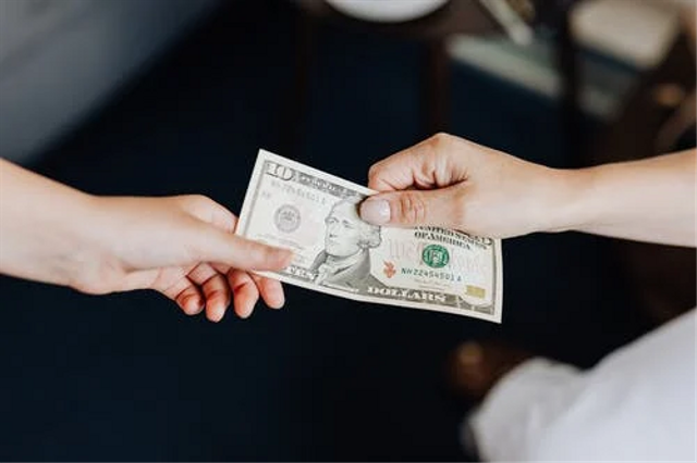 Dalam kehidupan sehari-hari, manusia melakukan kegiatan ekonomi. Foto: Pexels.com
